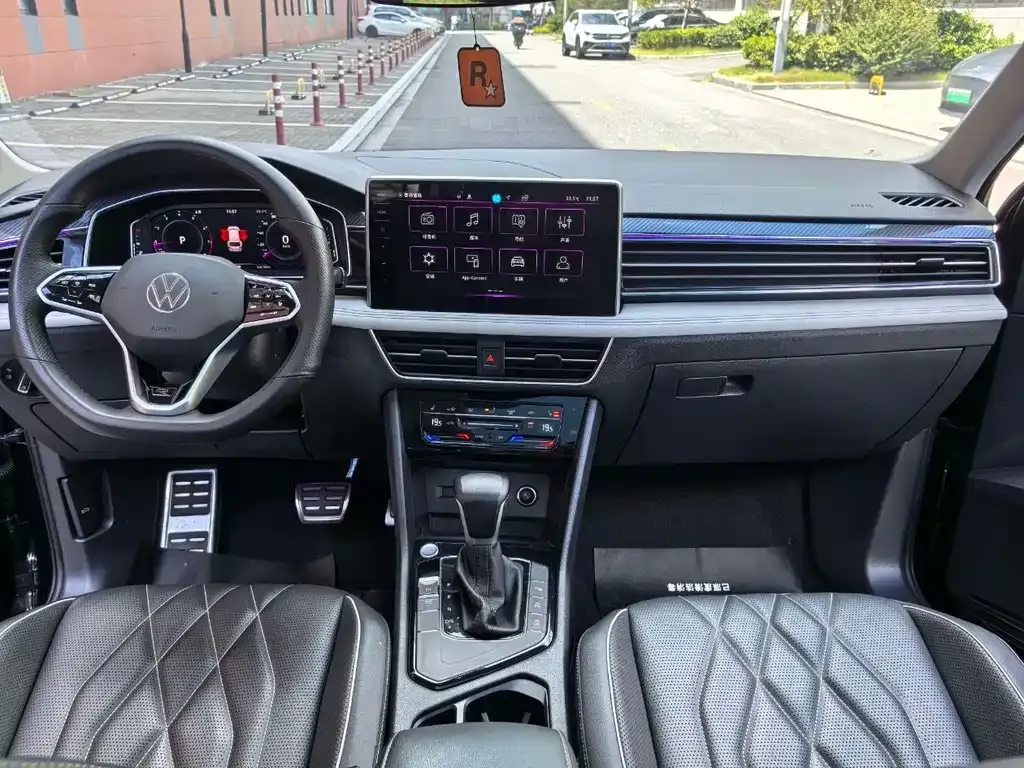 Volkswagen Tiguan L — фото 10