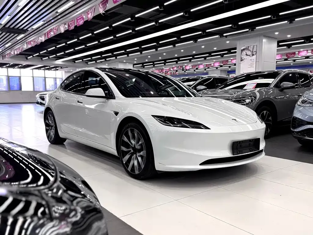 Tesla Model 3 — фото 1