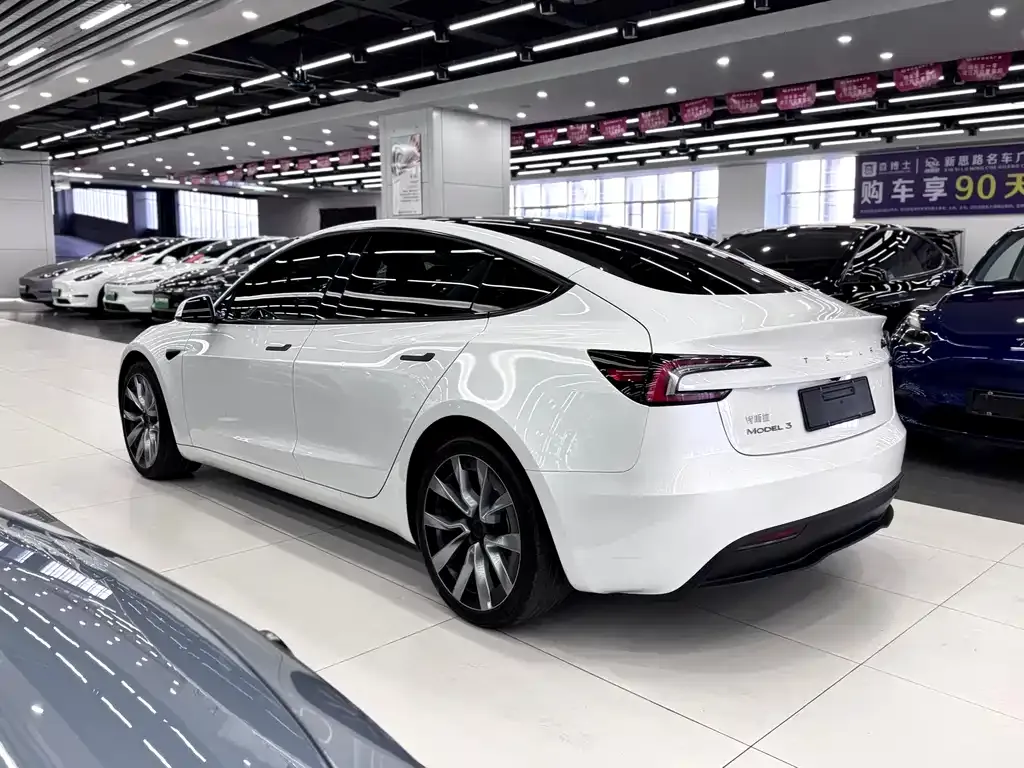 Tesla Model 3 — фото 6