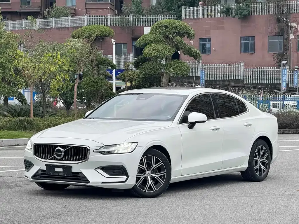 Volvo S60 2022 из CN, фото 1