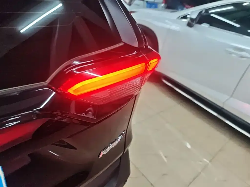 Toyota RAV4 2023 из CN, фото 6