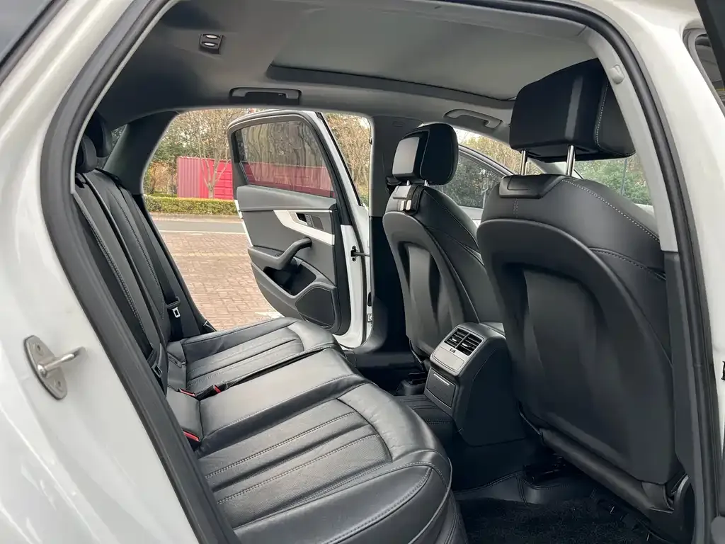 Audi A4L 2023 из CN, фото 5