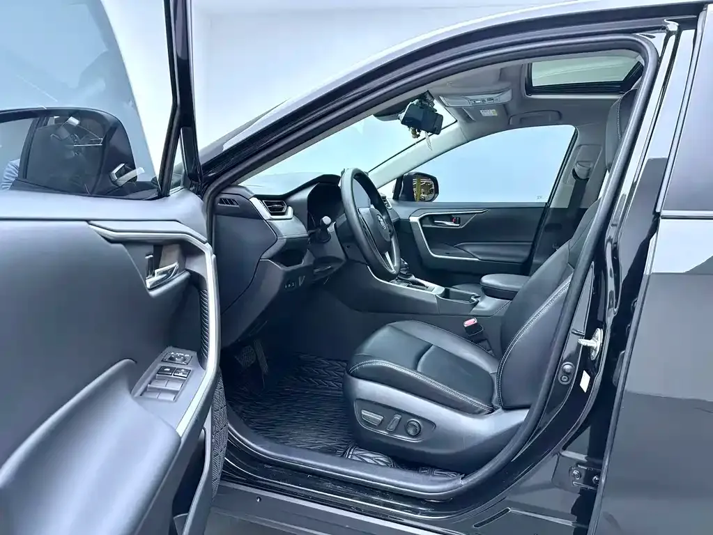 Toyota RAV4 2023 из CN, фото 9