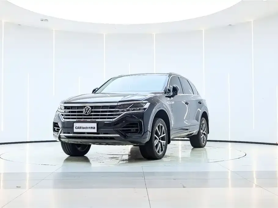 Volkswagen Touareg — фото 1