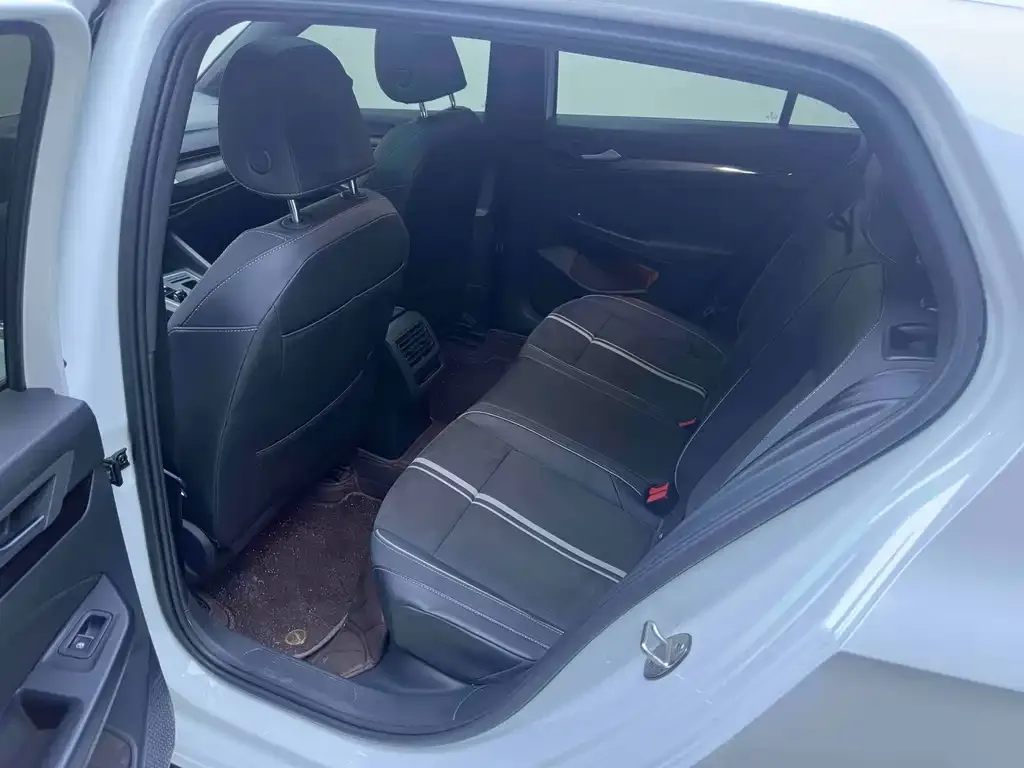 Volkswagen Golf 2023 из CN, фото 7