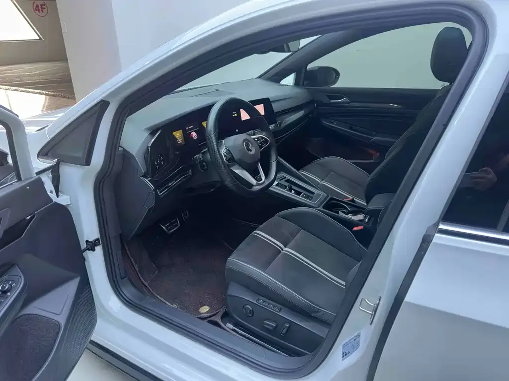Volkswagen Golf 2023 из CN, фото 10