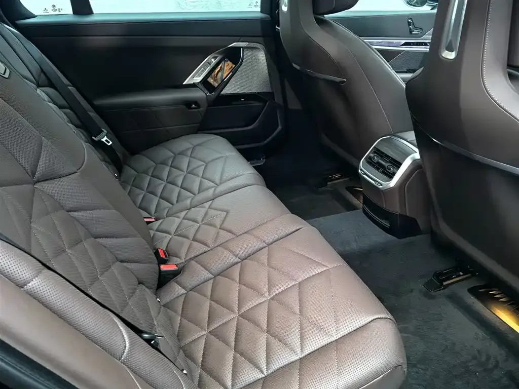 BMW 7 Series 2025 из CN, фото 7