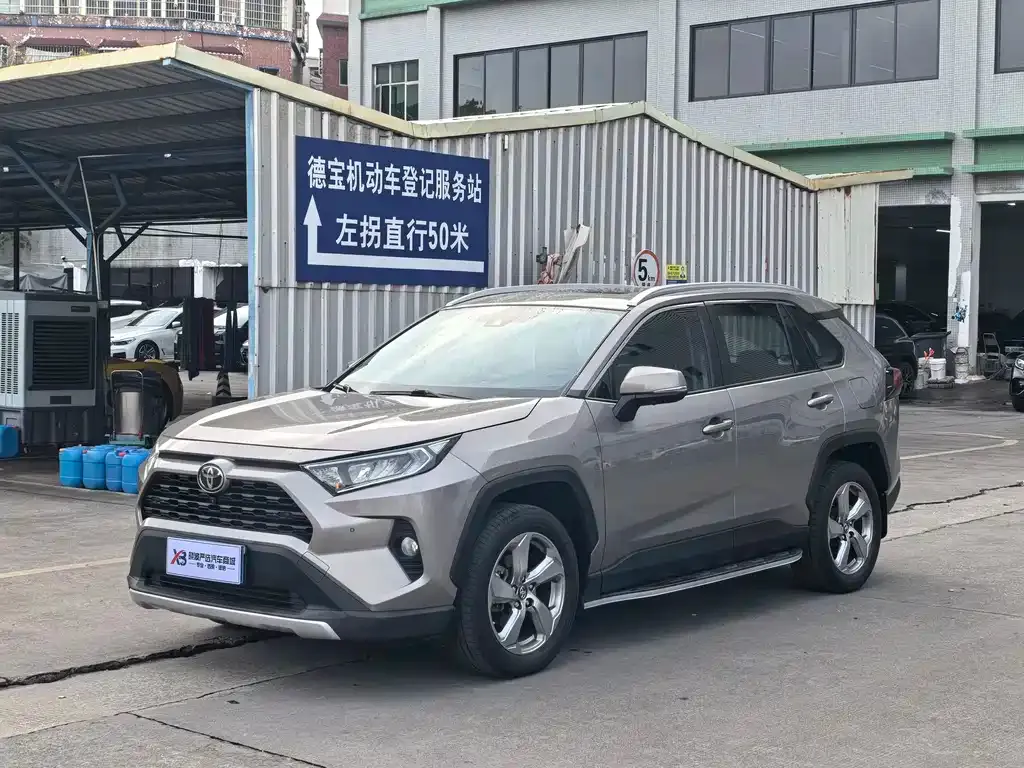 Toyota RAV4 2023 из CN, фото 1
