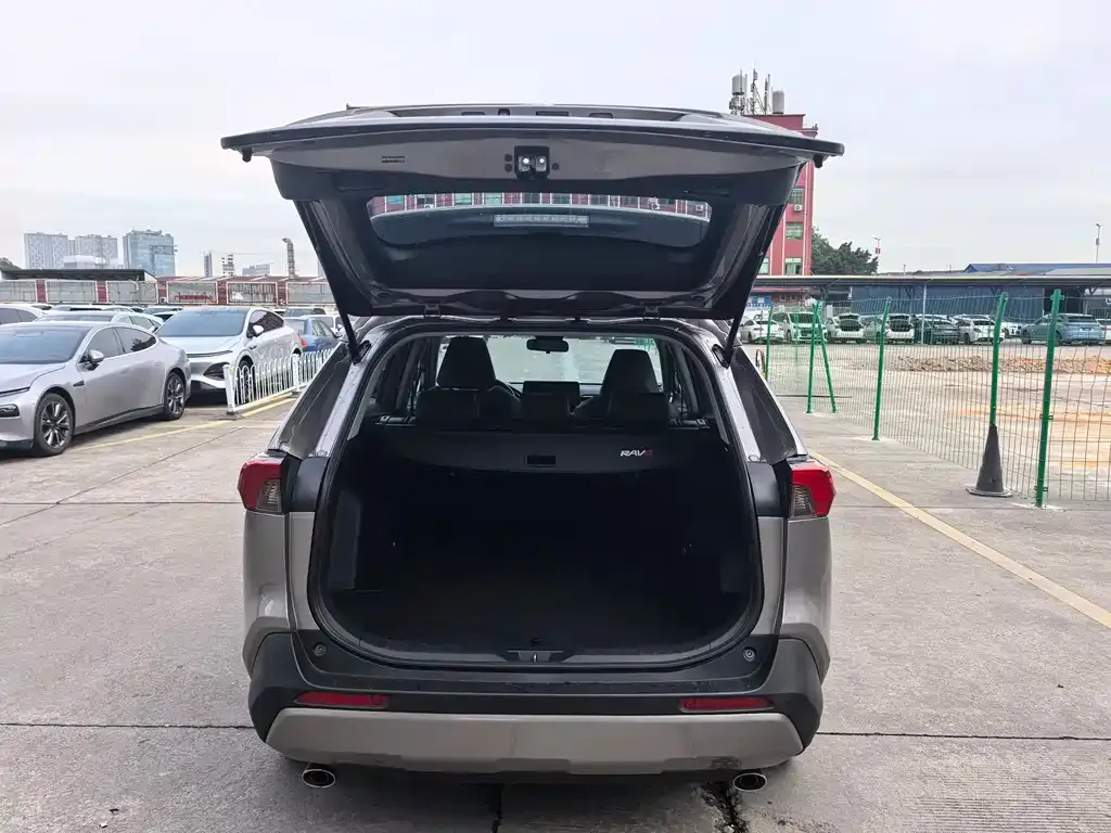 Toyota RAV4 2023 из CN, фото 4