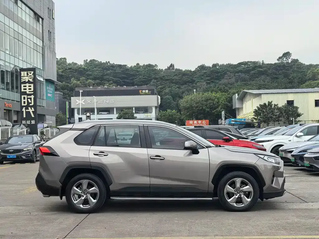 Toyota RAV4 2023 из CN, фото 2