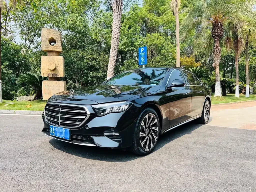 Mercedes-Benz E-Class — фото 1