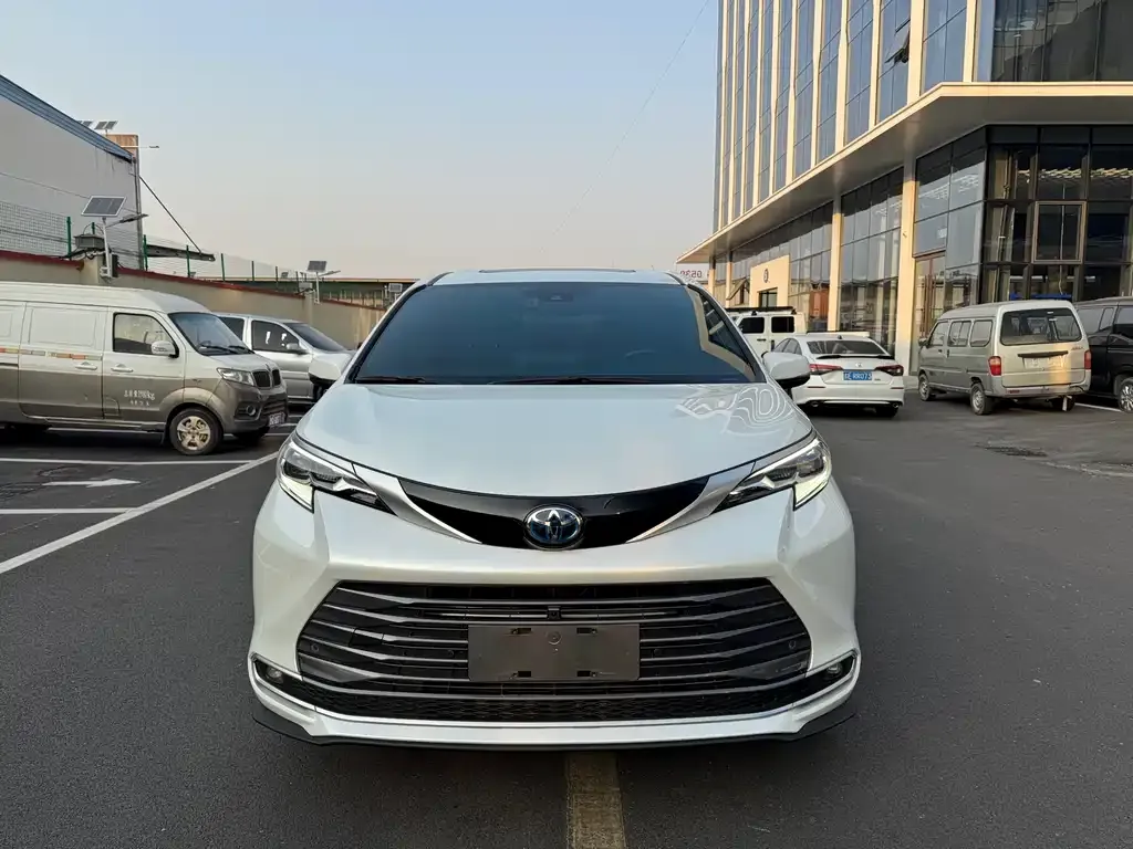 Toyota Sienna 2023 из CN, фото 1