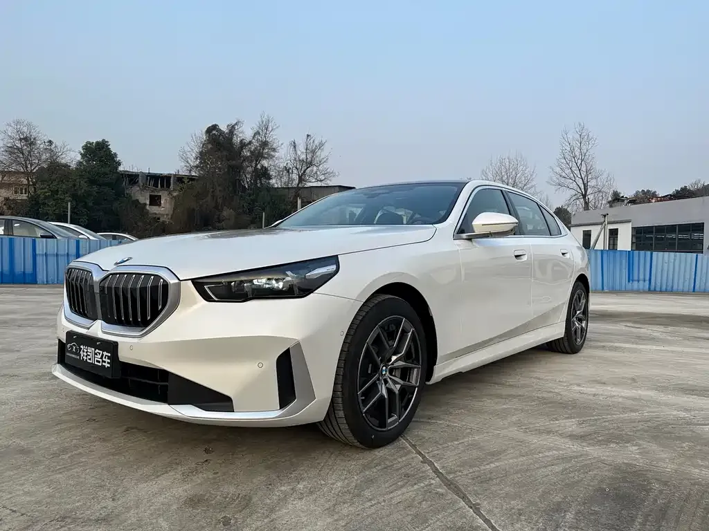 BMW 5 Series — фото 1