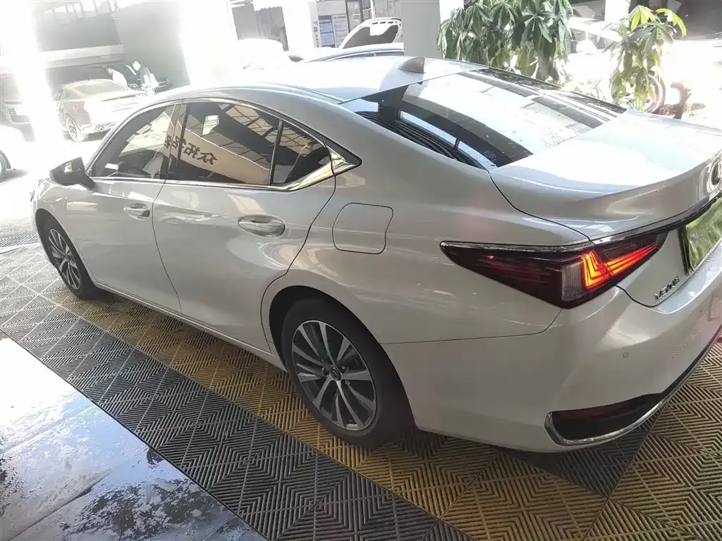 Lexus ES — фото 8