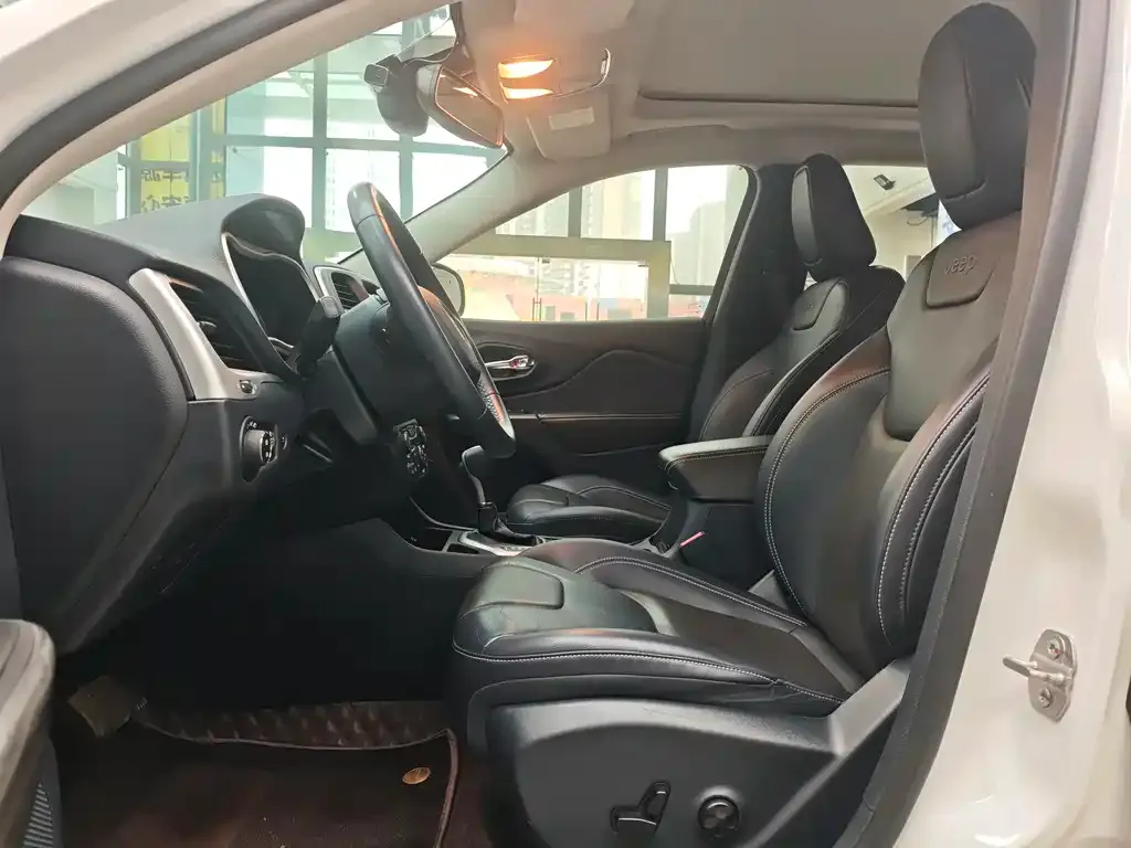 Jeep Cherokee 2021 из CN, фото 4