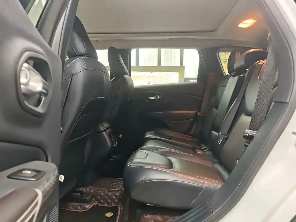 Jeep Cherokee 2021 из CN, фото 2