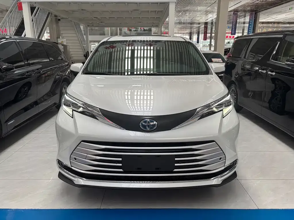 Toyota Sienna 2023 из CN, фото 1