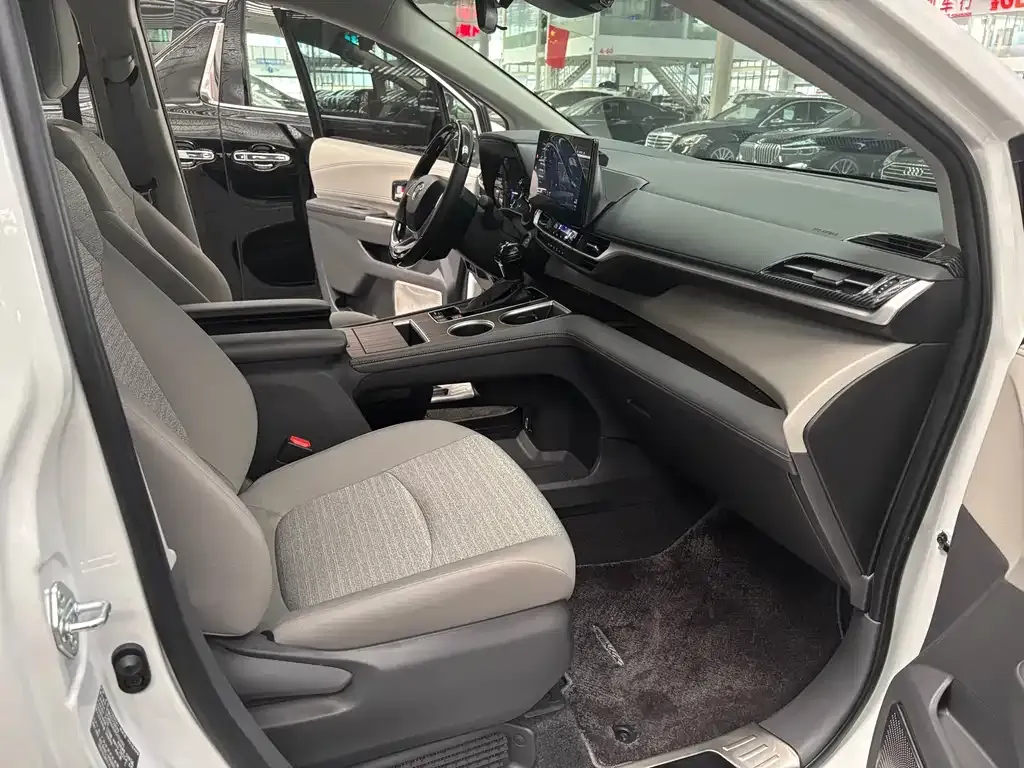 Toyota Sienna 2023 из CN, фото 5
