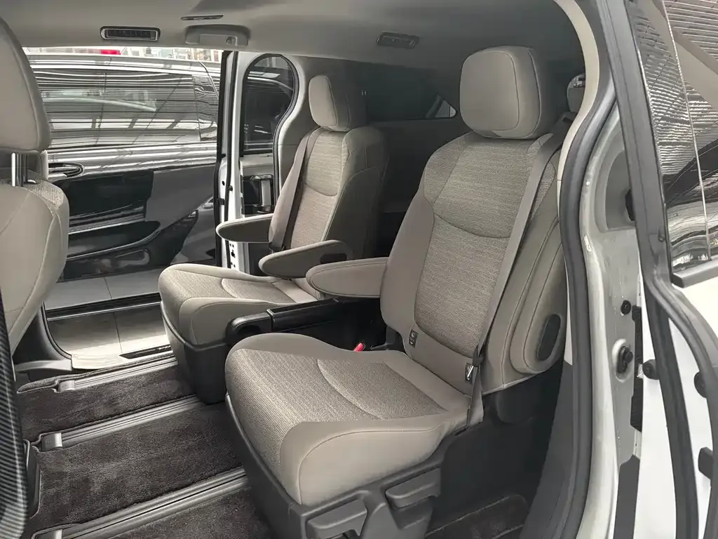 Toyota Sienna 2023 из CN, фото 3