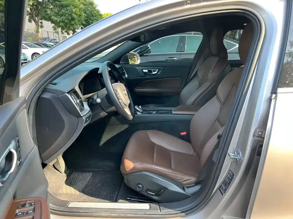 Volvo S60 — фото 10