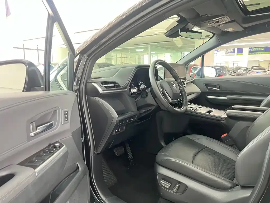 Toyota Granvia 2024 из CN, фото 4
