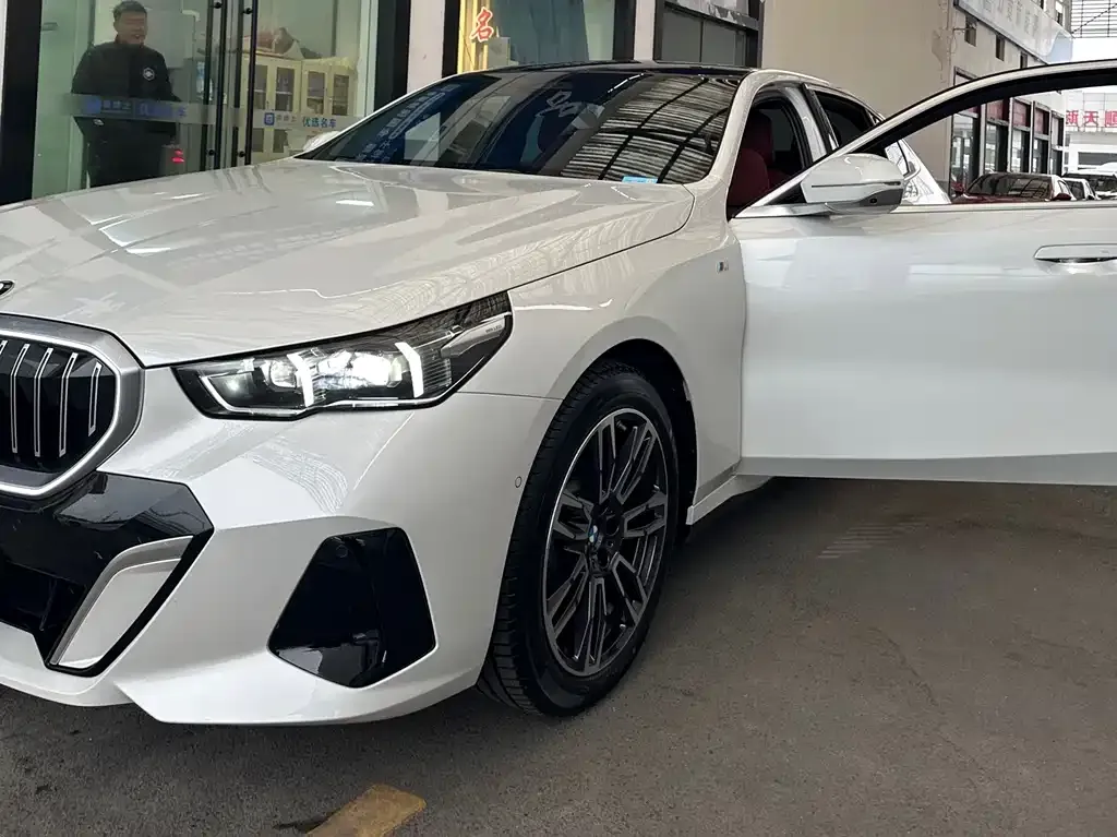 BMW 5 Series 2025 из CN, фото 8