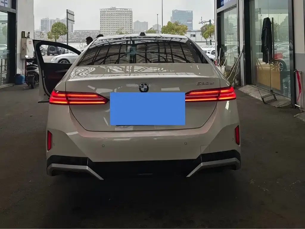 BMW 5 Series 2025 из CN, фото 2