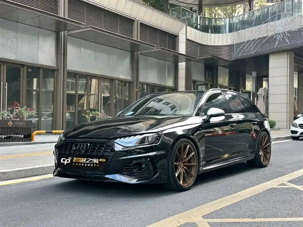 Audi RS 4 — фото 1
