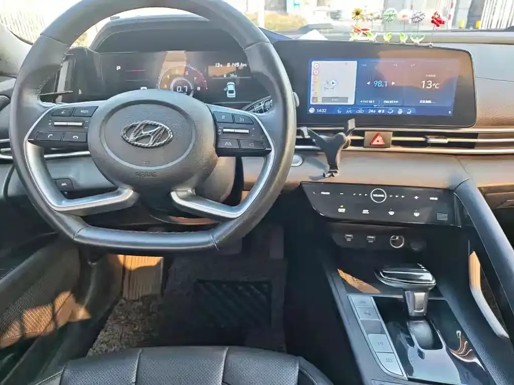 Hyundai Elantra — фото 7
