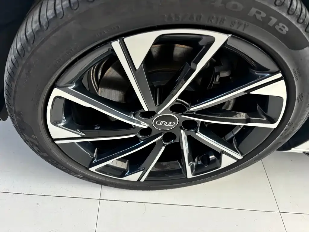 Audi A4L 2023 из CN, фото 10