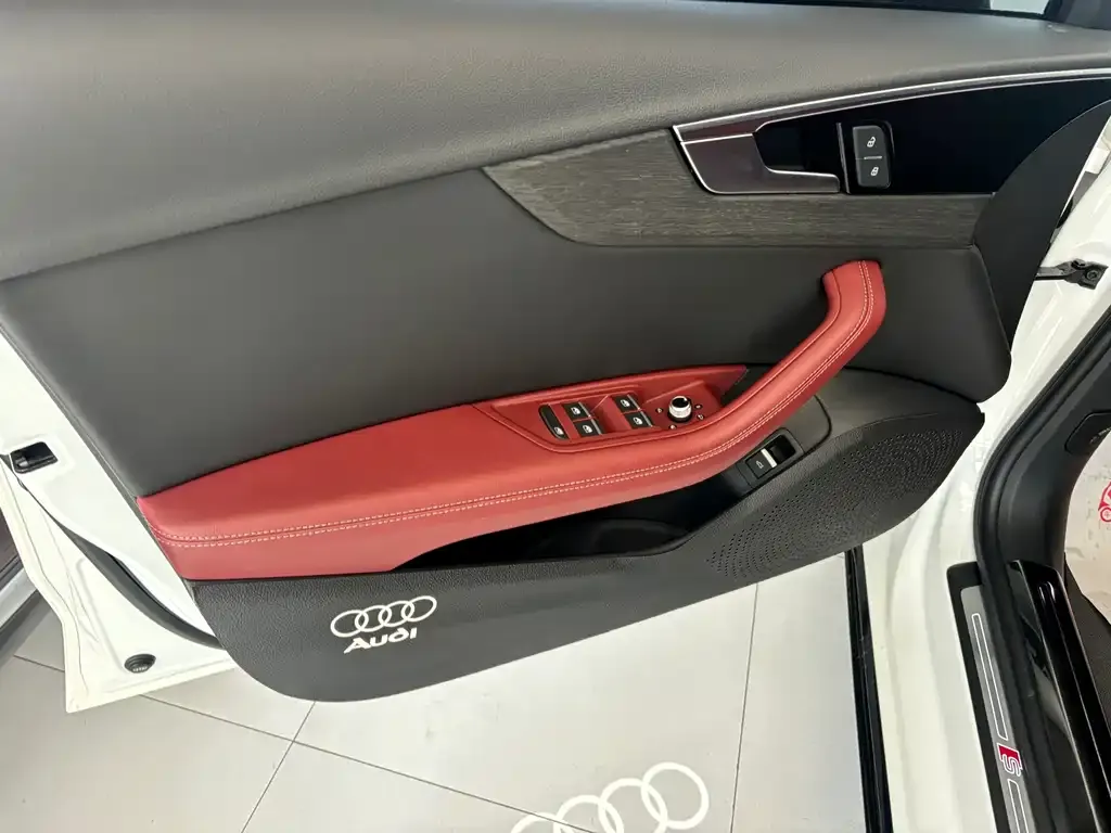 Audi A4L 2023 из CN, фото 6