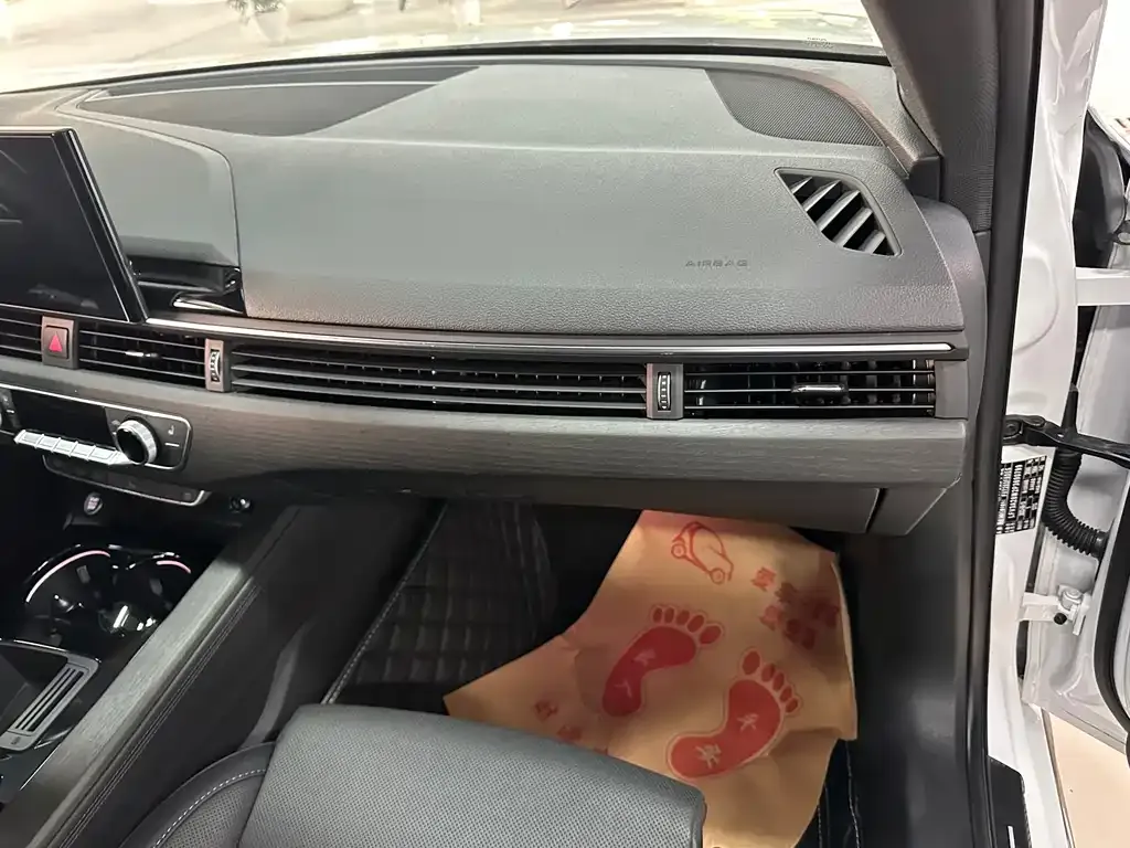 Audi A4L 2023 из CN, фото 7
