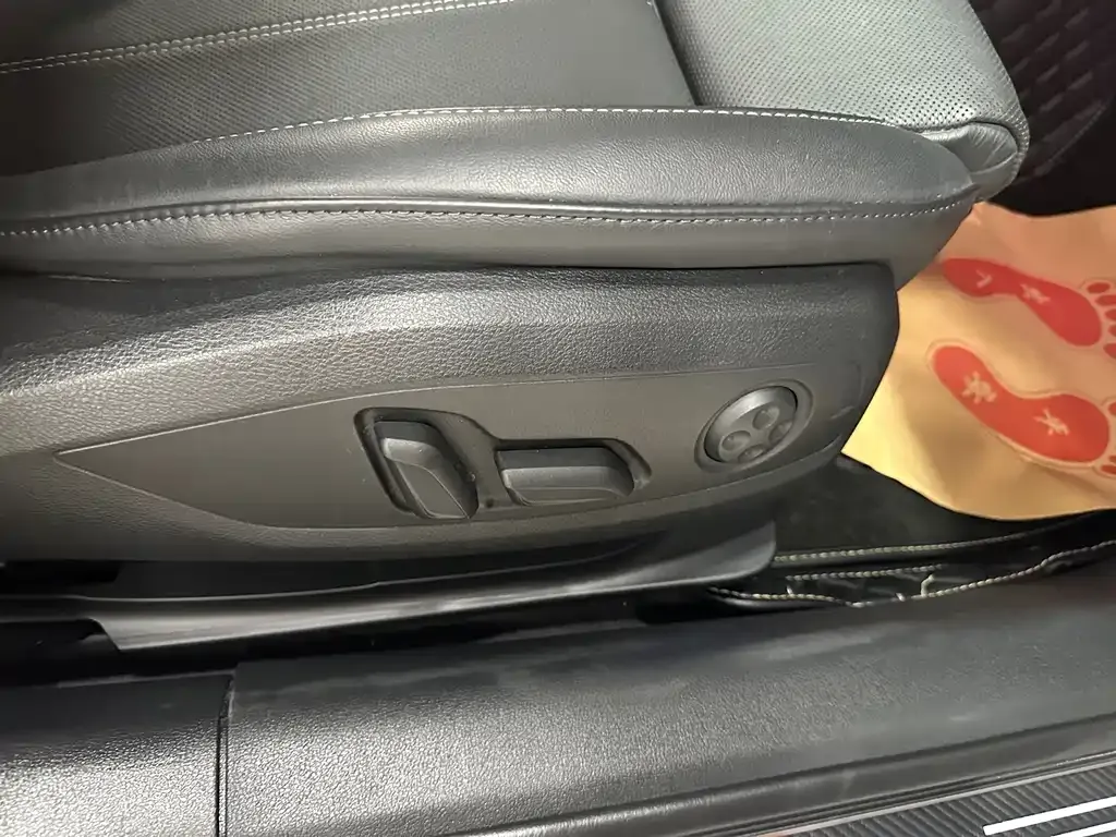 Audi A4L 2023 из CN, фото 9
