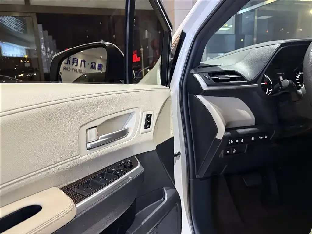 Toyota Granvia — фото 2