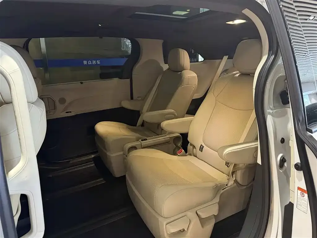 Toyota Granvia — фото 7