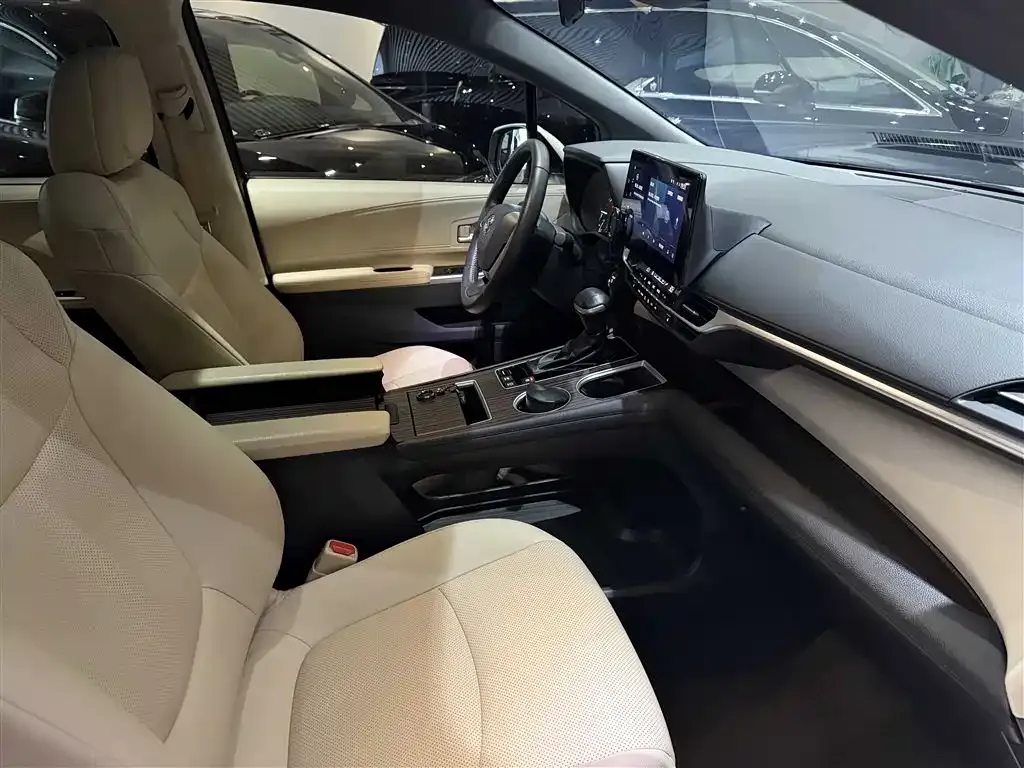 Toyota Granvia — фото 3