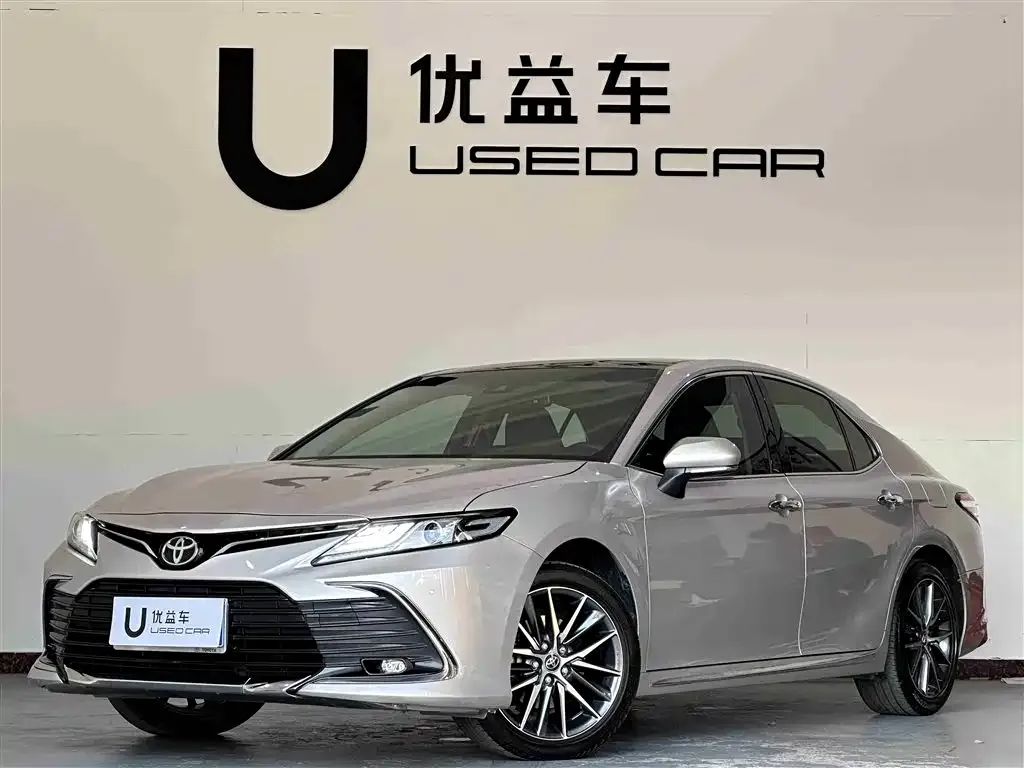 Toyota Camry — фото 1