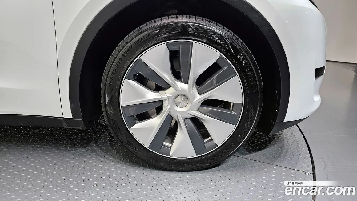 Tesla Model Y — фото 8