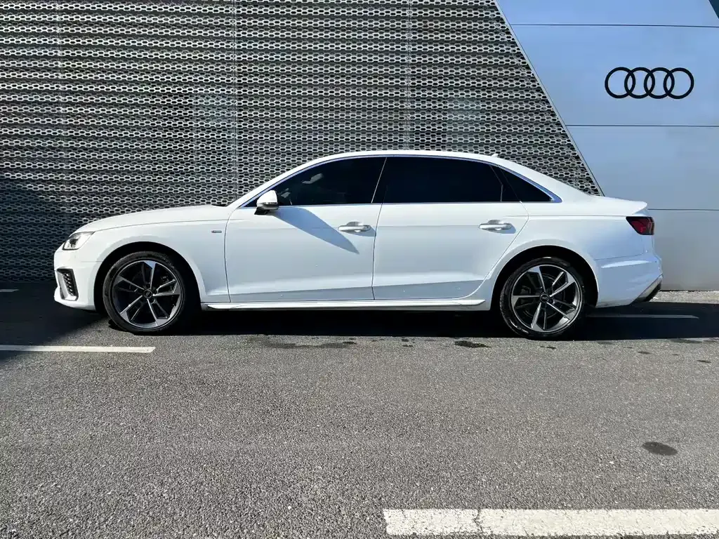 Audi A4L 2022 из CN, фото 5