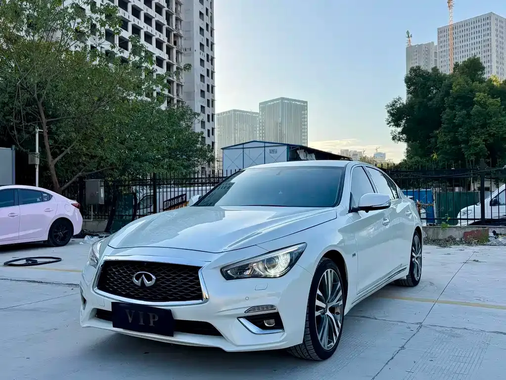 Infiniti Q50L — фото 1