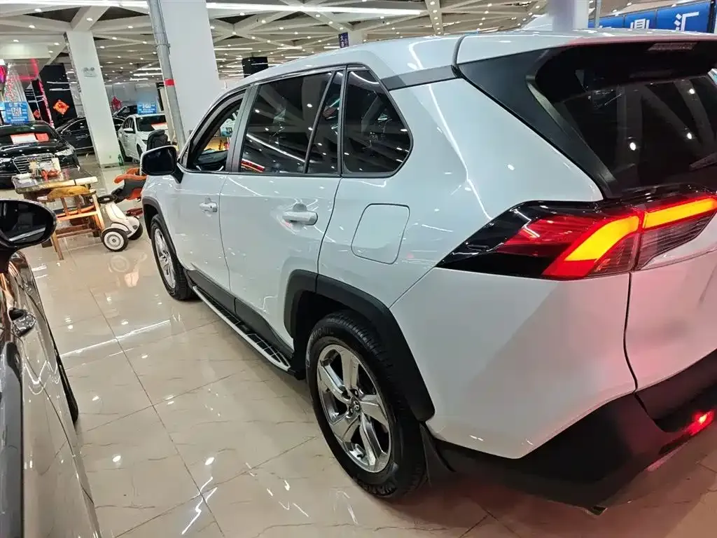 Toyota RAV4 — фото 2