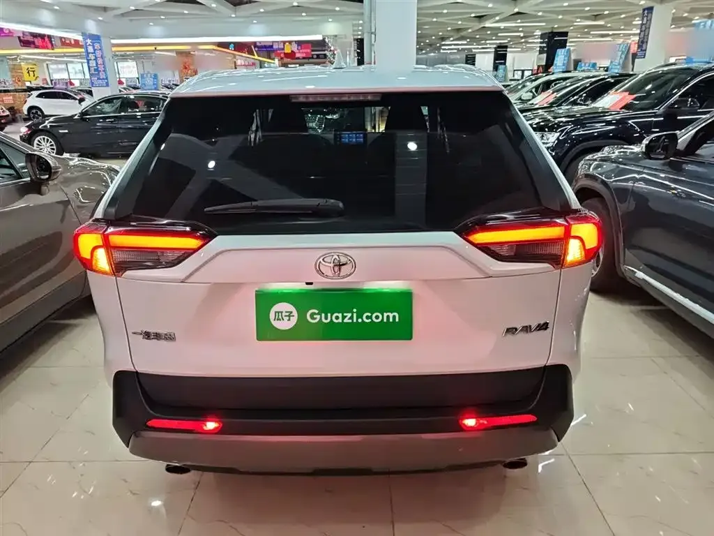 Toyota RAV4 — фото 4