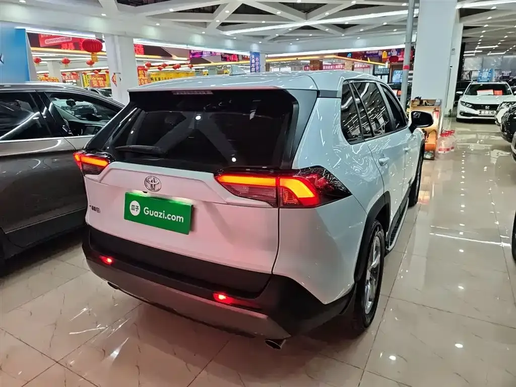 Toyota RAV4 — фото 6