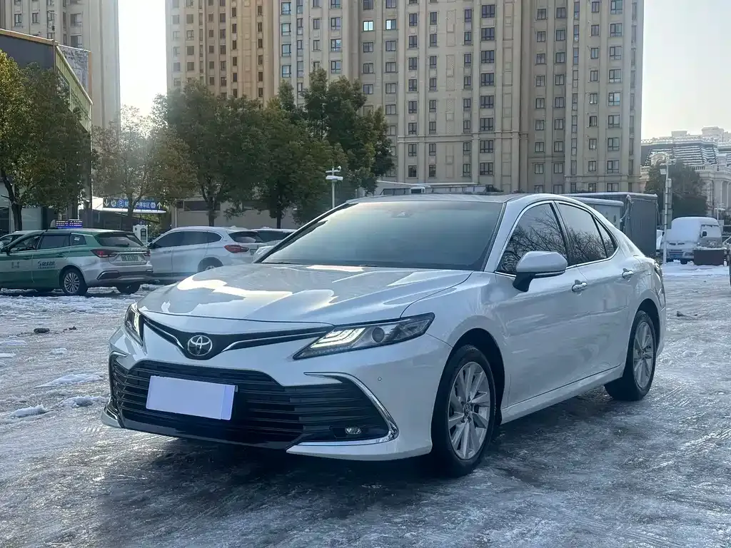 Toyota Camry — фото 1