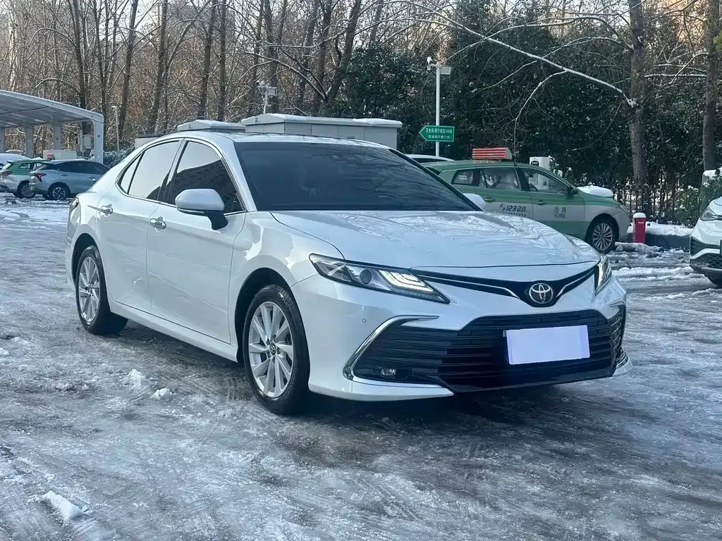 Toyota Camry — фото 3