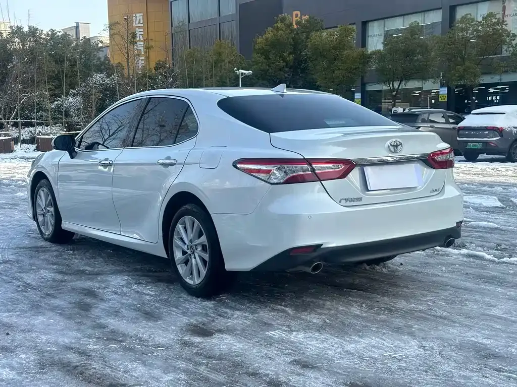Toyota Camry — фото 4