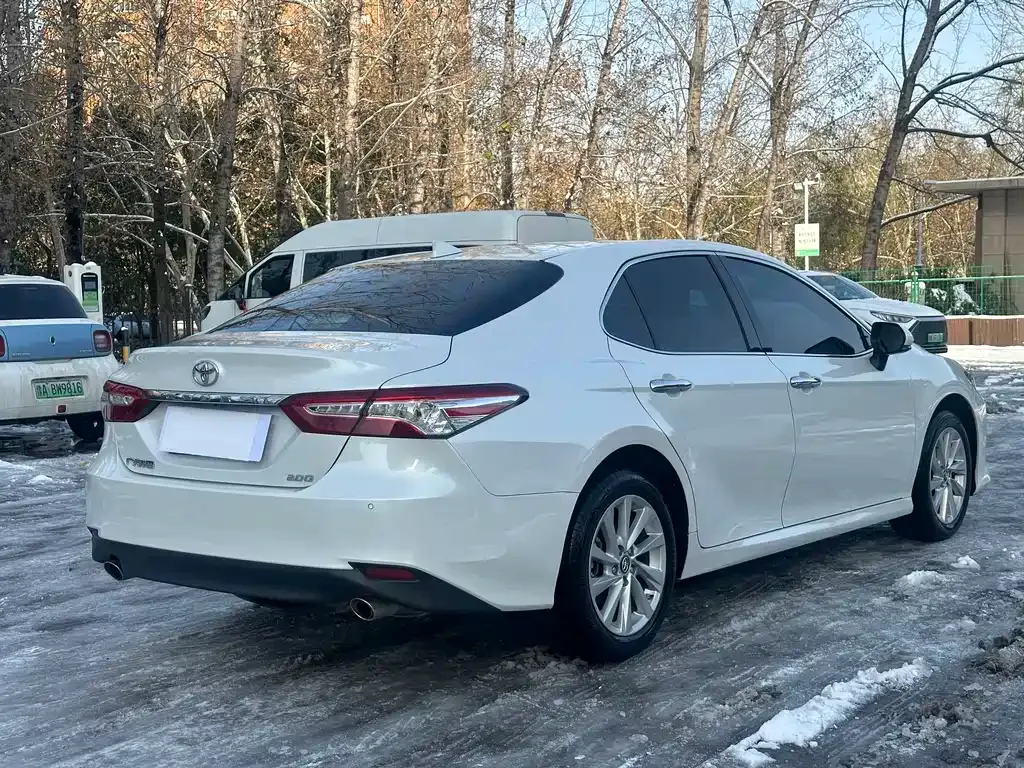 Toyota Camry — фото 5