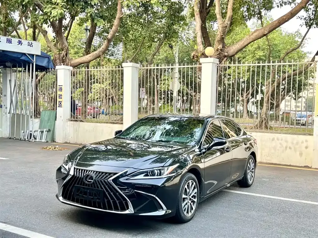 Lexus ES — фото 1