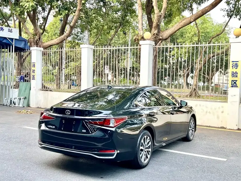 Lexus ES — фото 8