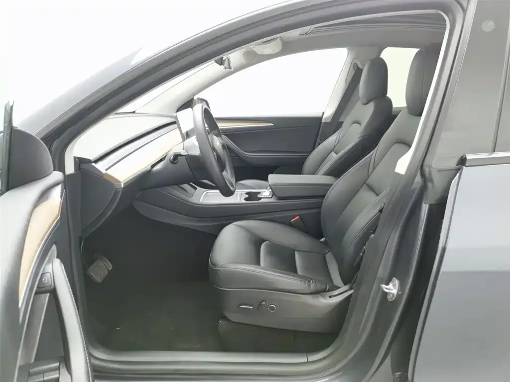 Tesla Model Y — фото 5